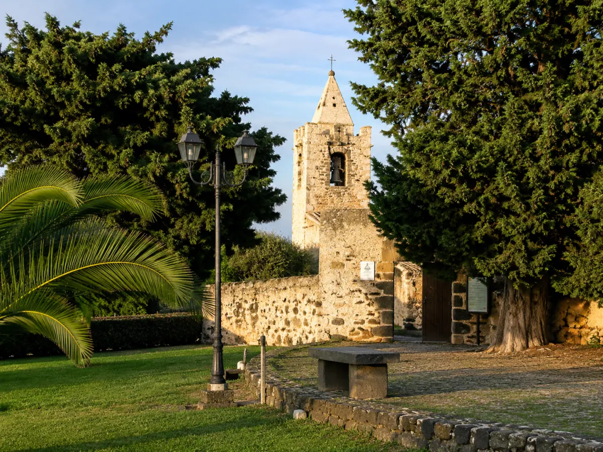 Chiesa e torre in pietra nel borgo di Galtellì