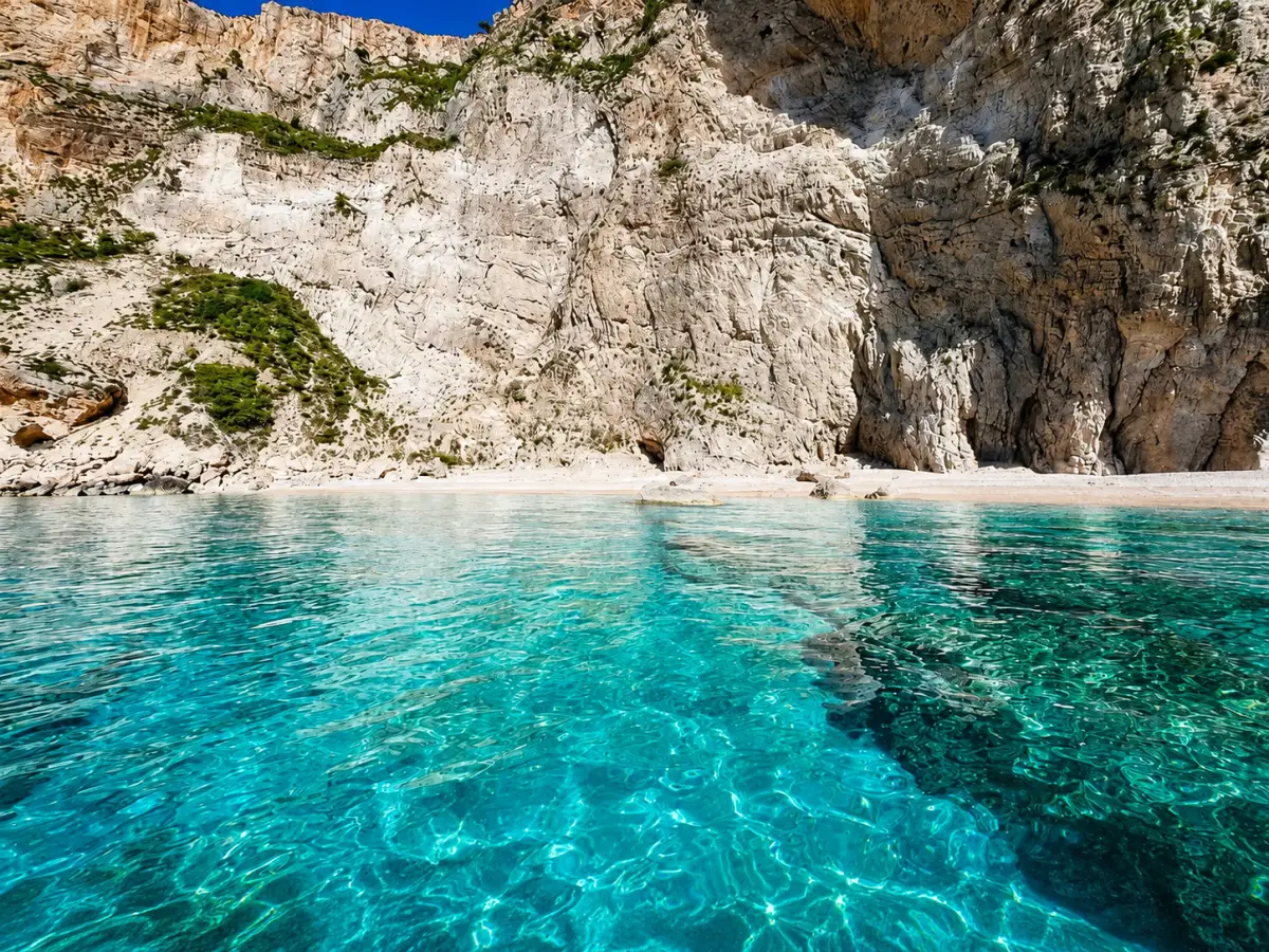 Cala dalle acque turchesi nel Golfo di Orosei, a breve distanza da Galtellì