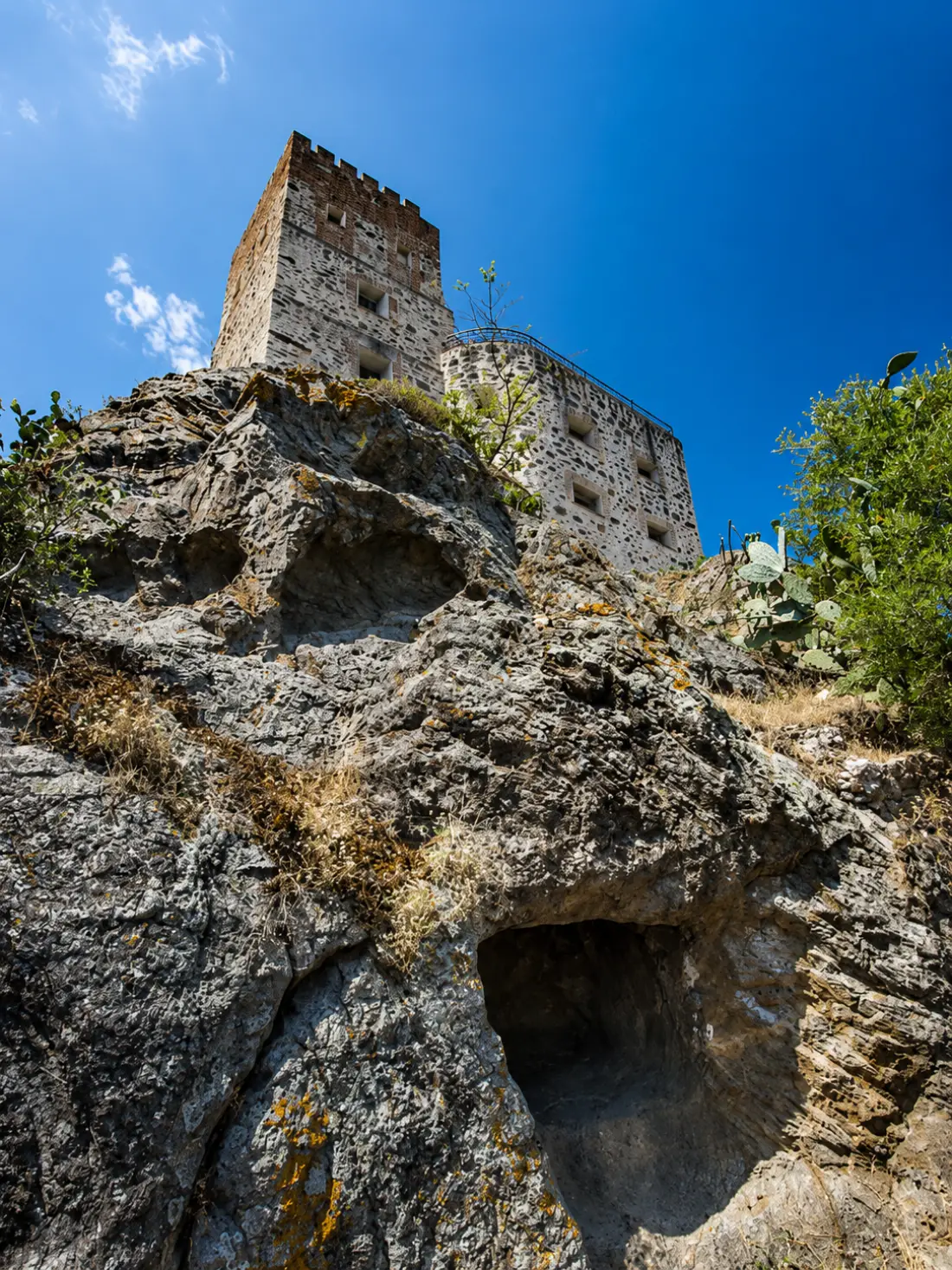 Il Castello Malicas su roccia basaltica contro il cielo azzurro della Sardegna