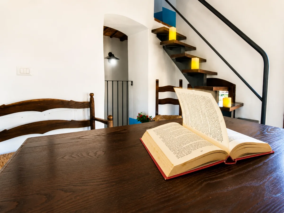 Angolo raccolto con libro e candele, dove iniziare la giornata al Castello Malicas