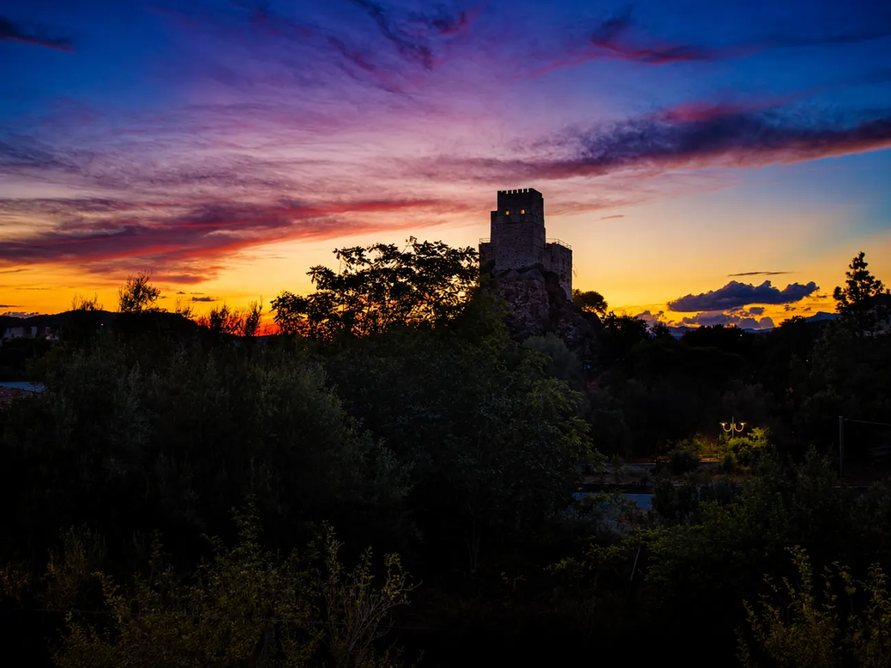 Tramonto sulla torre del Castello Malicas a Galtellì