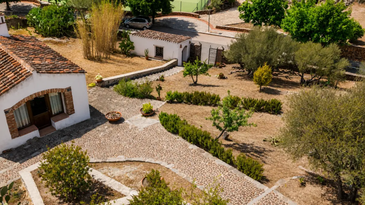 Veduta dall'alto del Castello Malicas e del suo giardino a Galtellì